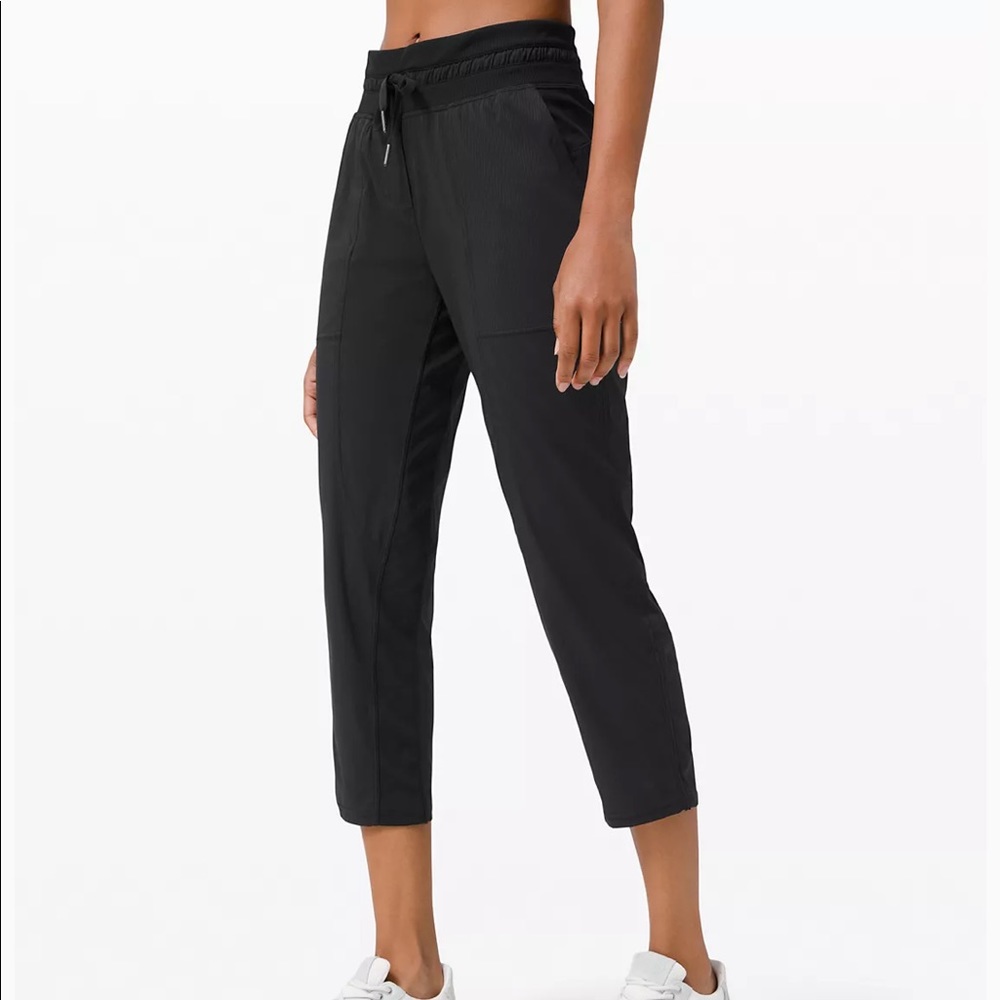 Lululemon dance studio crop